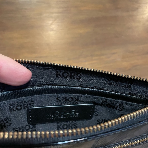 Michael Kors Metallic Black Gold Logo Patent Leather Small Wristlet Wallet NWOT - Picture 4 of 6